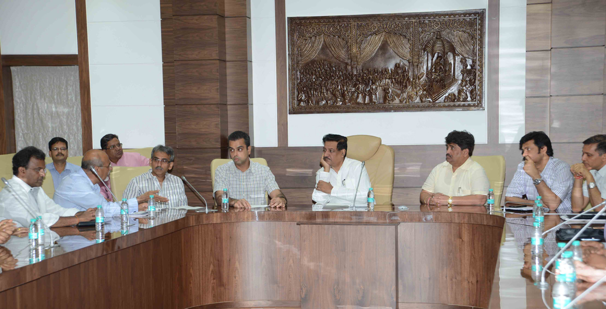 UNION MINISTER OF STATE MILIND DEORA LED A DELEGATION OF TRADERS AGAINST LBT TO MEET CHIEF MINISTER PRITHVIRAJ CHAVAN AT VARSHA BUNGLOW.
