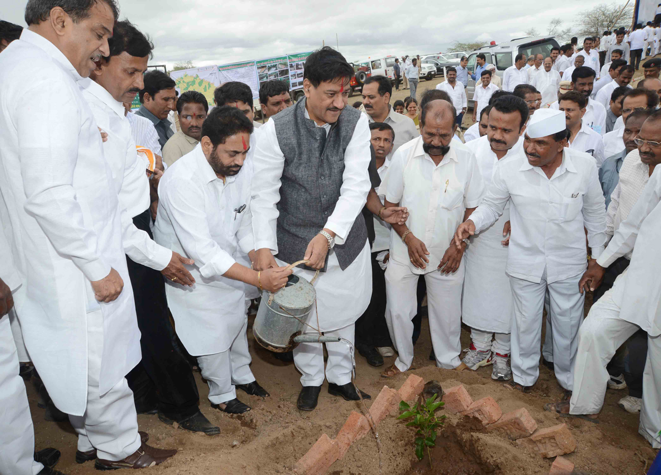 CHIEF MINISTER PRITHVIRAJ CHAVAN & MINISTER DR.NITIN RAUT LAUNCHED RAIN WATER HARVESTING AT SATARA GONDAWALE MAAN TALUKA.