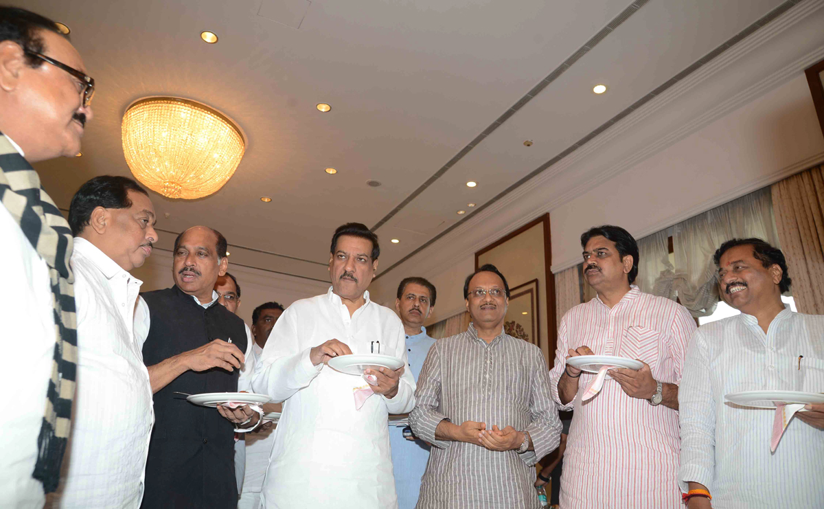 CHIEF MINISTER PRITHVIRAJ CHAVAN TEA PARTY BEFORE SESSION AT SAHYADRI GUEST HOUSE MALBAR HILL.
