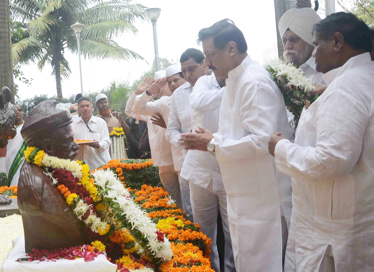 CHIEF MINISTER PRITHVIRAJ CHAVAN PAYING TRIBUTE TO LOKMANYA BALGANGADHAR TILAK ON HIS DEATH ANNIVERSARY AT GIRGAON CHOWPATY.