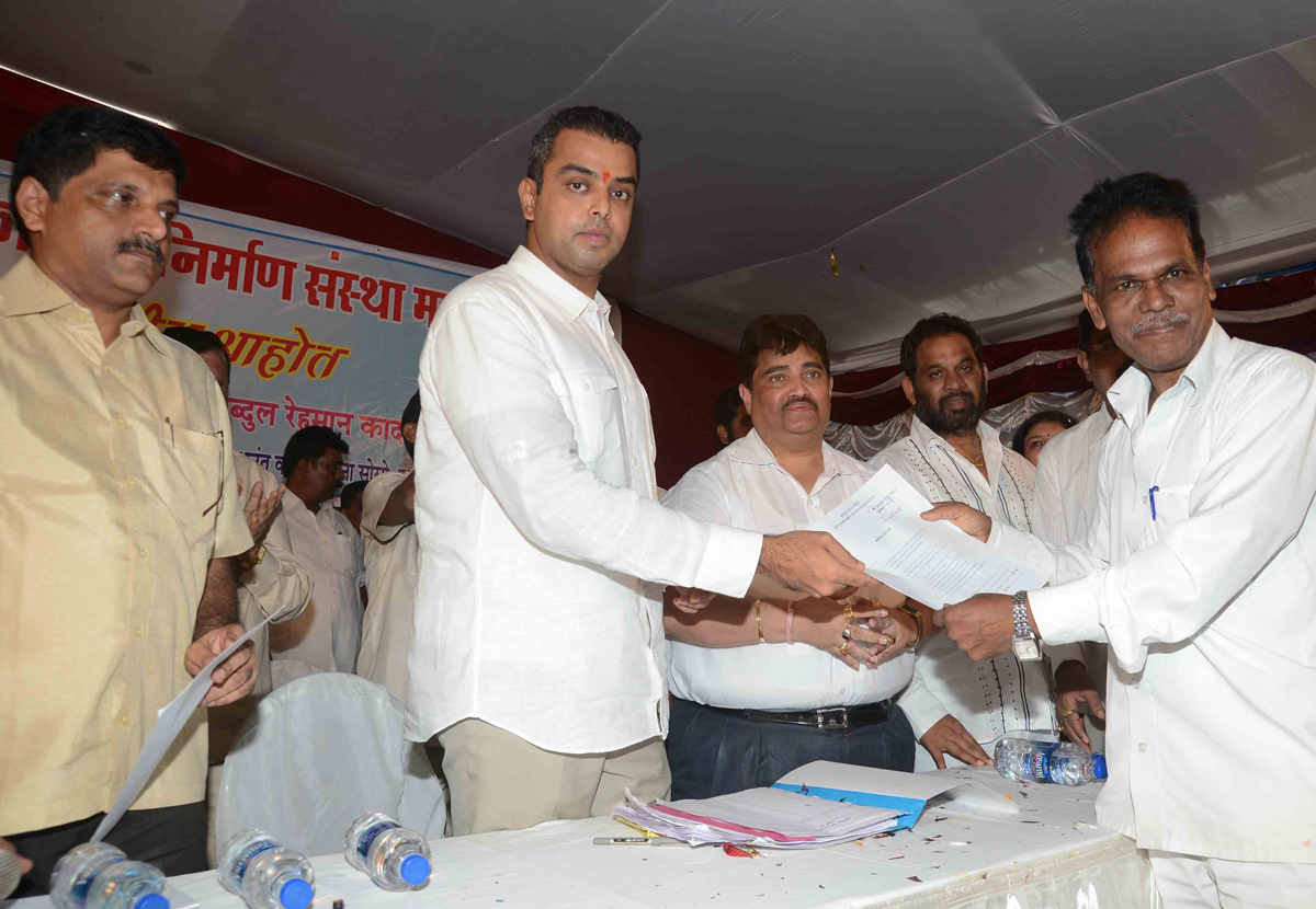 UNION MINISTER OF STATE FOR COMMUNICATION IT & SHIPPING MILIND DEORA FELECITATED BY BMC WORKER'S AT TULSHIWADI TARDEO.