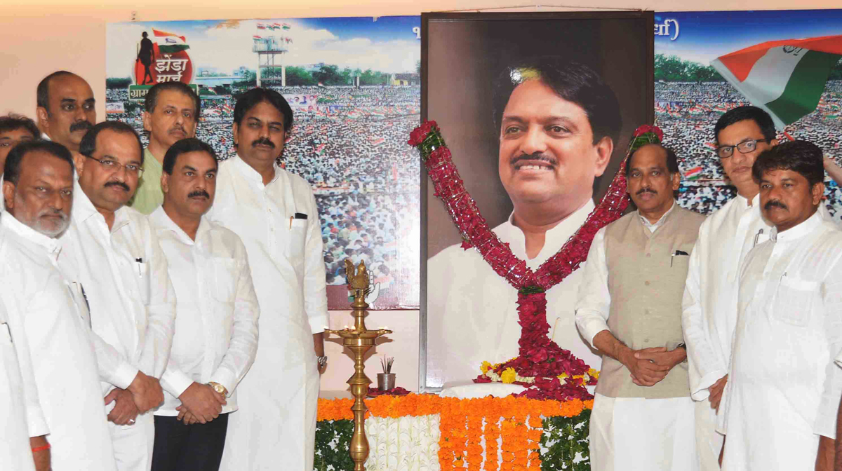 TRIBUTE TO LATE EX.CHIEF MINISTER & EX UNION MINISTER VILASRAO DESHMUKH ON HIS IST DEATH ANNIVESARY BY MPCC AT GANDHI BHAVAN IN MUMBAI.