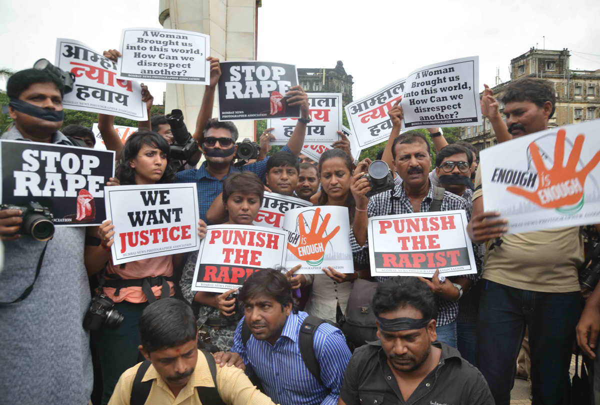 Mumbai Media Protest...! Condemns The Gangrape Of Lady Photographer In Mumabai.