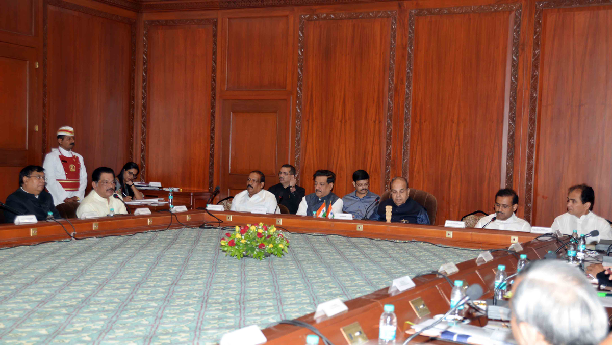 GOVERNOR K.SANKARNARAYANAN & CHIEF MINISTER PRITHVIRAJ CHAVAN AT SAHYADRI GUEST HOUSE FOR ANNUAL MEETING OF VICE CHANCELLOR'S.