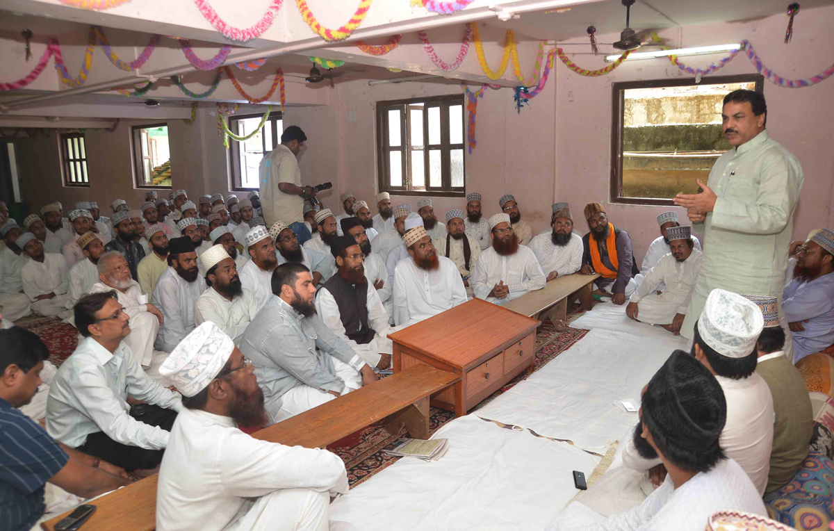 MINISTER NASEEM KHAN FELICITATION BY MOULANA'S & ULEMAS AT HARI MASJID MADANPURA.