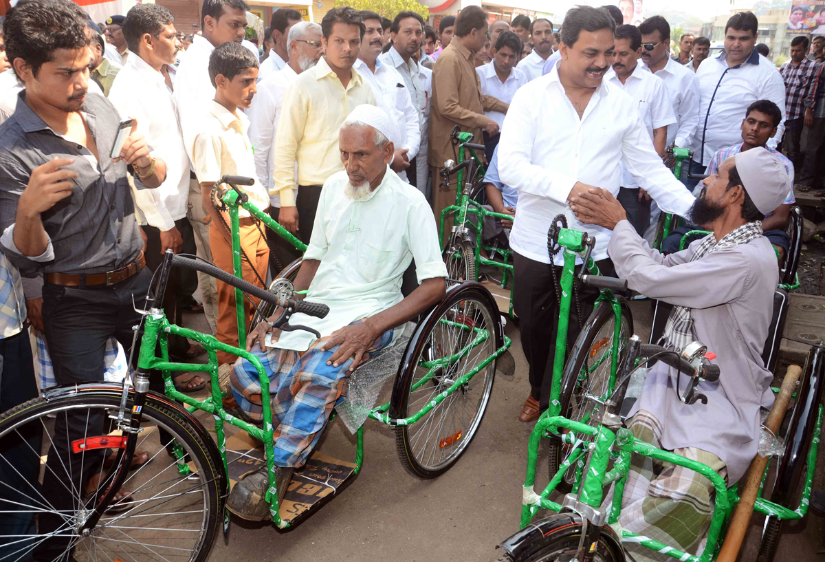 MINISTER MOHD.ARIF NASIM KHAN ON HIS BIRTHDAY TODAY IN CHANDIVLI AT KURLA.