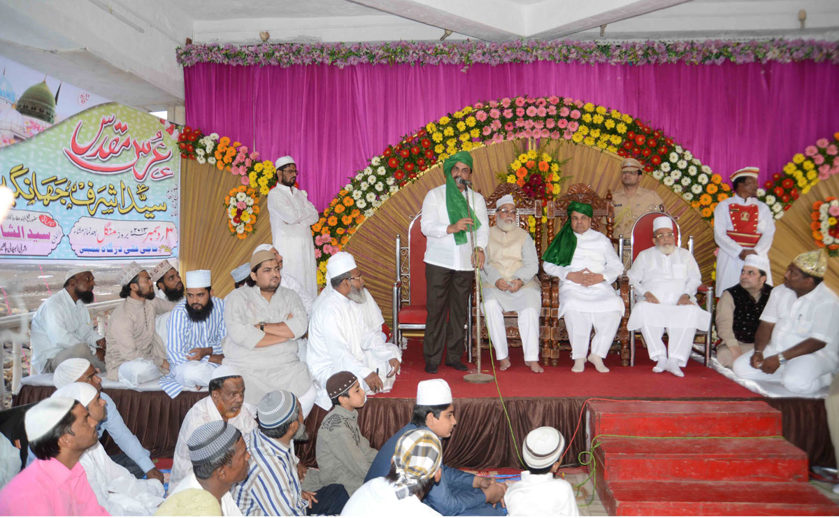 The Governor of Maharashtra K. Sankaranarayanan with Minister Mohd.Arif Nasim Khan visited the Haji Ali Dargah in Mumbai on the occasion of the Annual Urs of Hazrat Sayed Makhdoom Ashraf Jehangir.