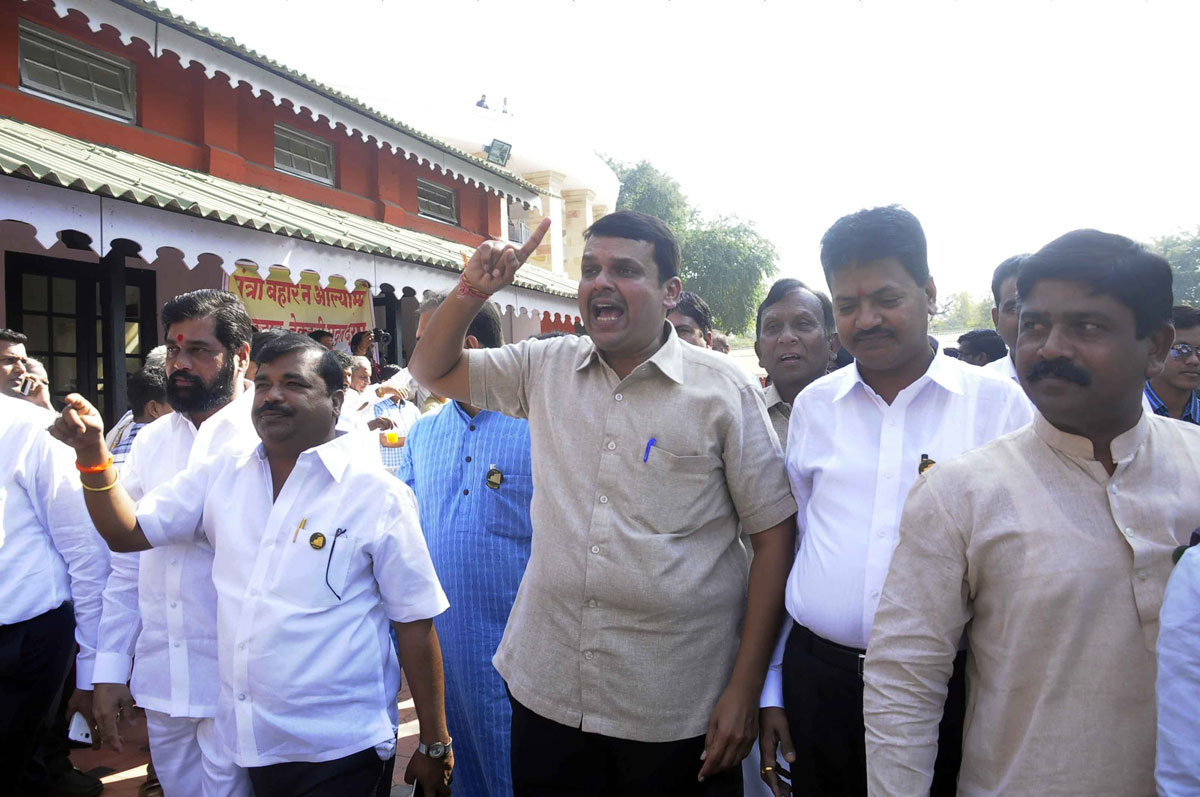 Opposition Party Leaders protest at Nagpur vidhan bhavan.