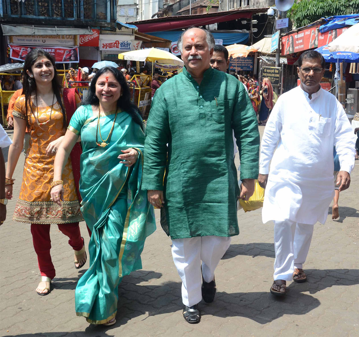 M.P. & EX.UNION MINISTER GURUDAS KAMAT WITH WIFE SMT.MARUKH KAMAT VISITED MAHALAXMI MANDIR.