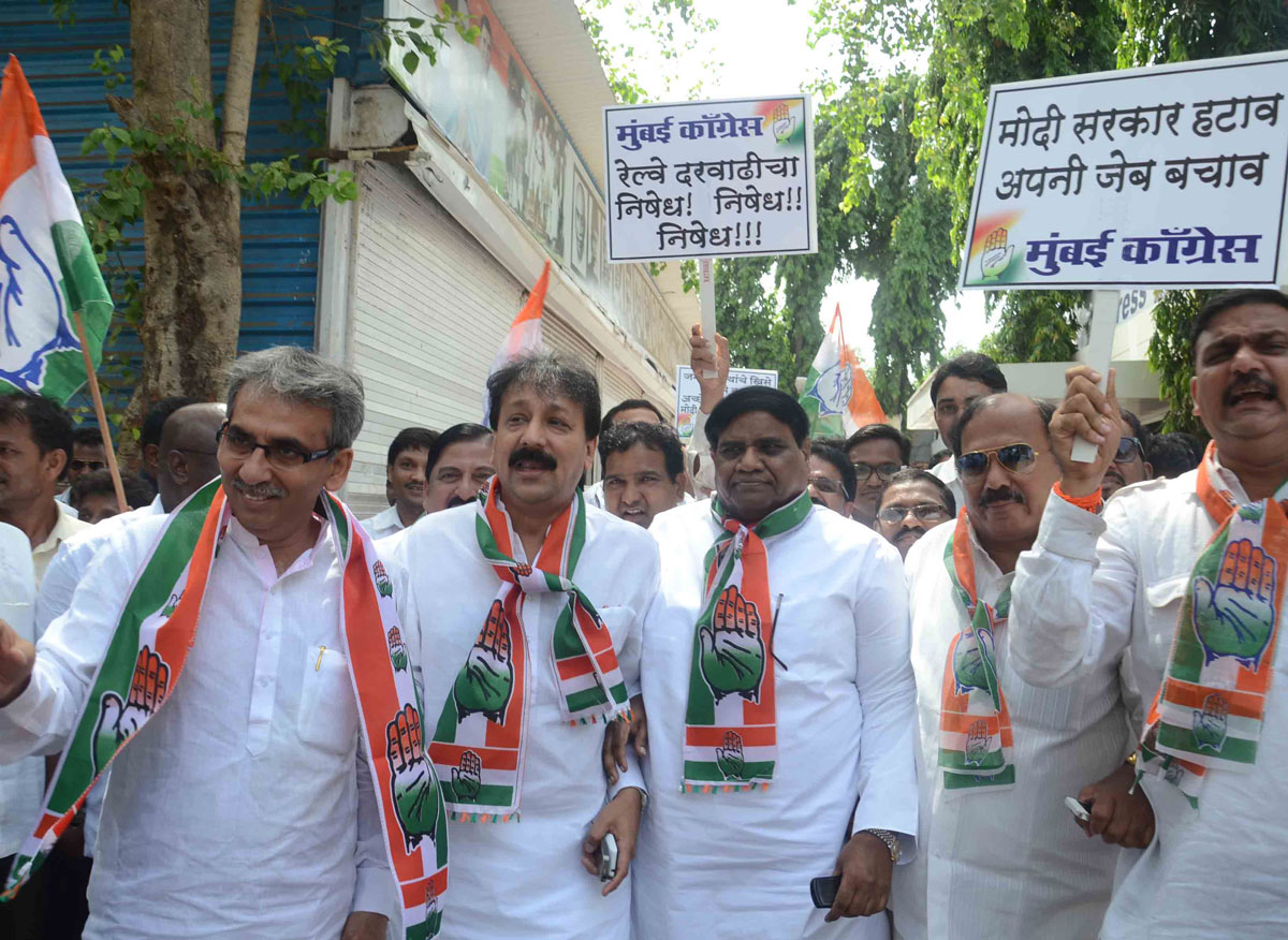 Mumbai Congress President's Prof.Janardan Chandurkar with Mumbai Congress Team Protest Against Railway Fare Hike at CST Azad Maidan.