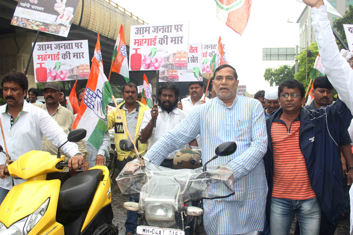Kalina Assembly MLA Kripashankar Singh with Team to Protest Against Petrol & LPG Price Hike at Santacruz Vile Parle.