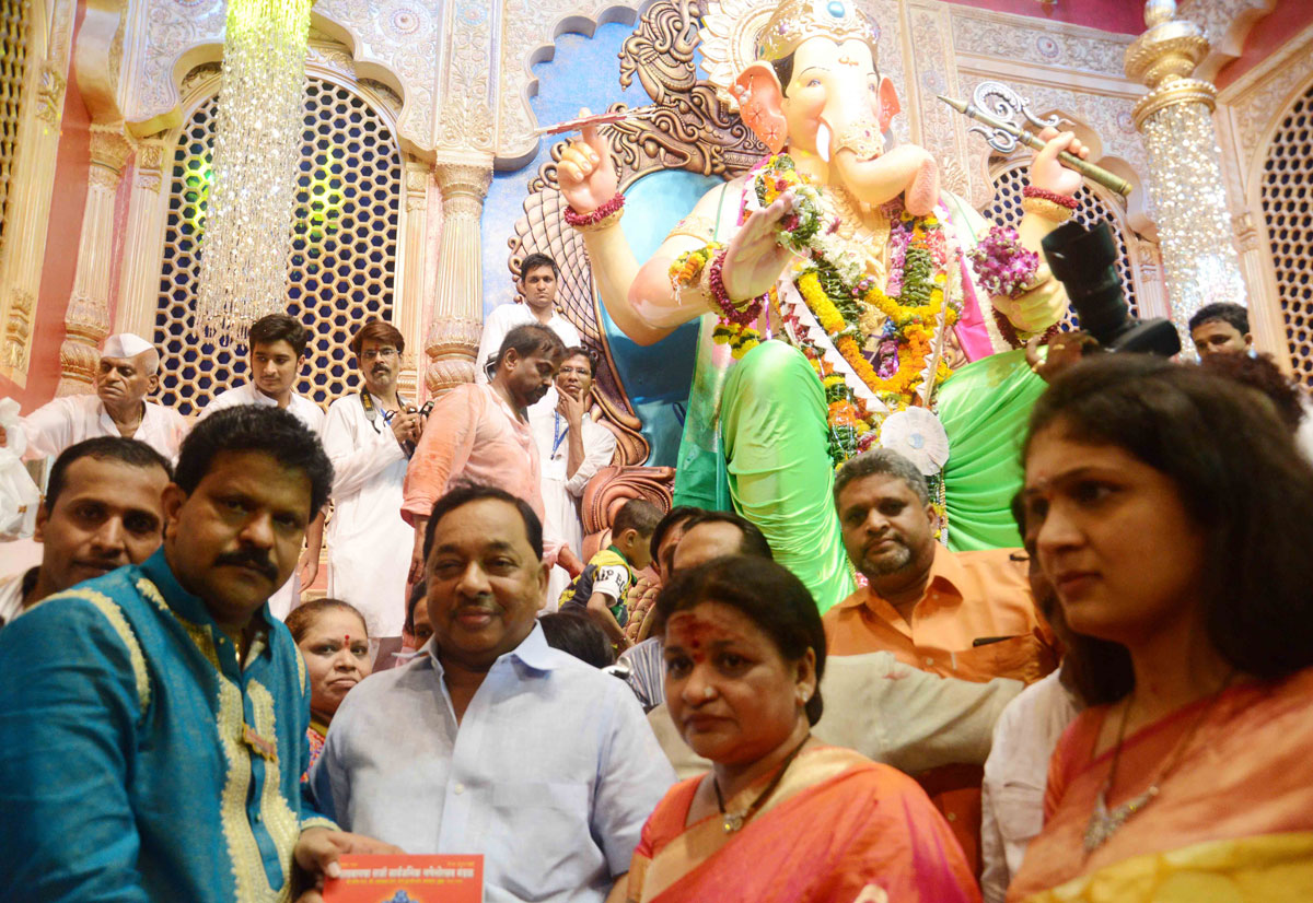 Minister Narayanrao Rane took Darshan of Lalabaugh Raja.