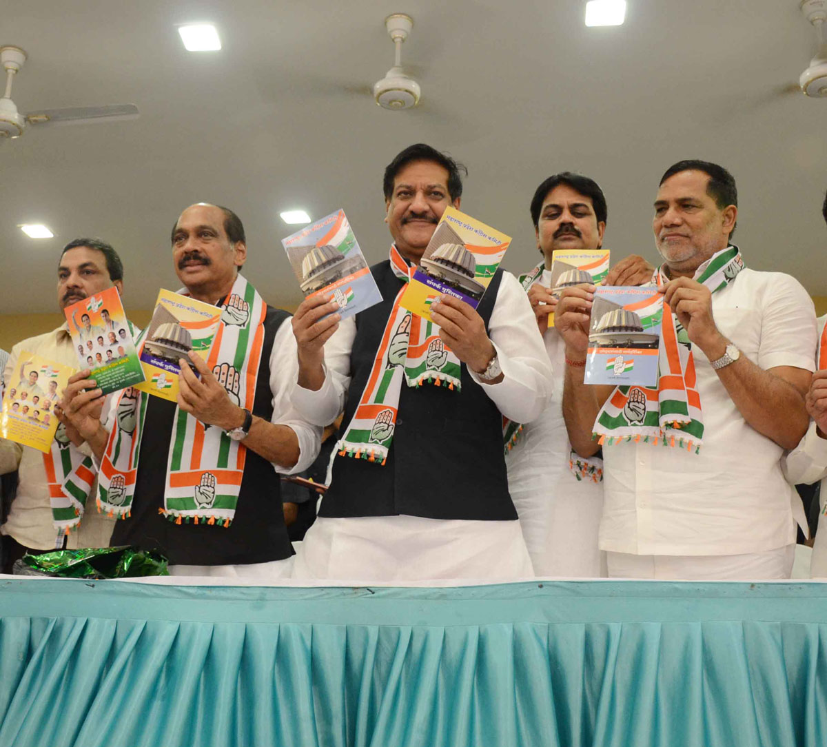 Chief Minister Prithviraj Chavan & MPCC President Manikrao Thakare at Tilak Bhavan.