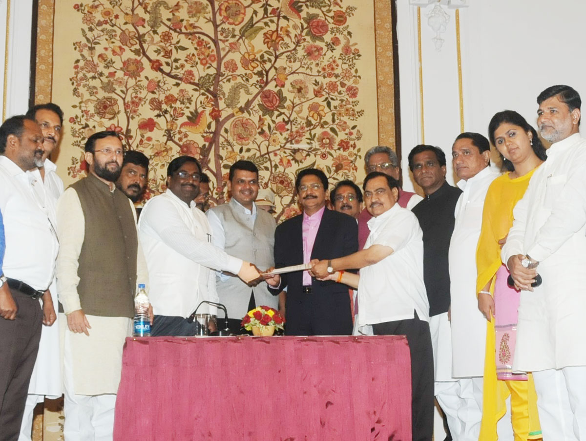 Governor Vidyasagar Rao gives letter of appointment to Devendra Phadnavis.