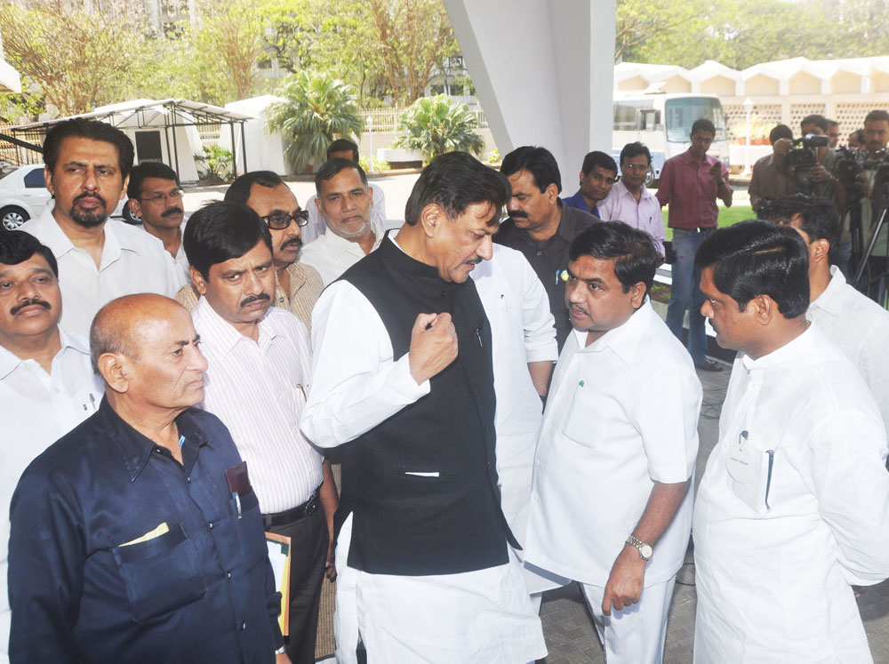 CHIEF MINISTER PRITHVIRAJ CHAVAN ,MPCC PRESIDENT MANIKRAO THAKRE, MRCC PRESIDENT KRIPASHANKAR SINGH MEETS HOME MINISTER R.R.PATIL AT VIDHAN BHAVAN.
