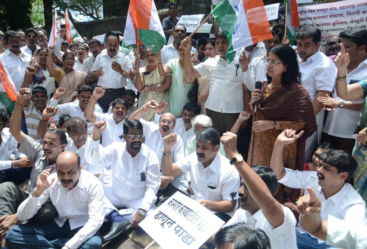 NCP Mumbai President SachinBhau Ahir with Mill Workers against BJP Govt.