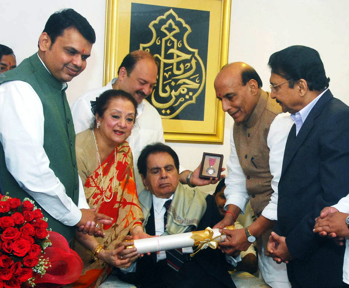 Union Home Minister Rajnath Singh honoured great Cine Star Dilip Kumar by "Padma Vibhushan" Award in Presence of Governor Ch.Vidyasagar Rao & Chief Minister Devendra Fadnavis in Mumbai.