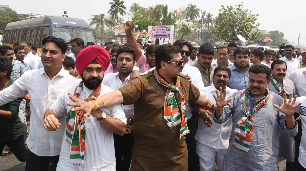Mumbai Congress President Sanjay Nirupam with Team Protest against Dumping Ground issue at Deonar.