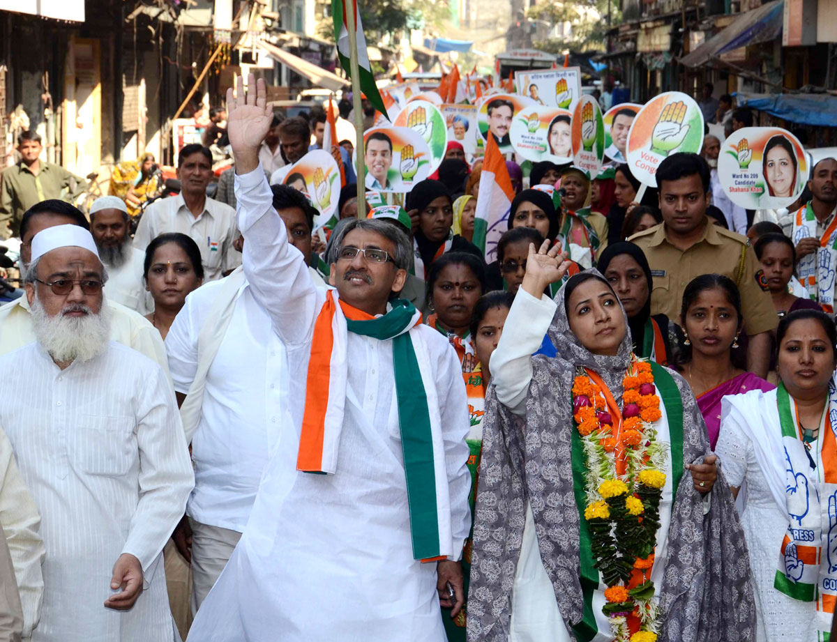 MLA AMIN PATEL IN RALLY OF CONGRESS-NCP CANDIDATES JAVED JUNEJA ON OCCASION EX.MLA YUSUF ABRHANI AT MASJID BUNDER.