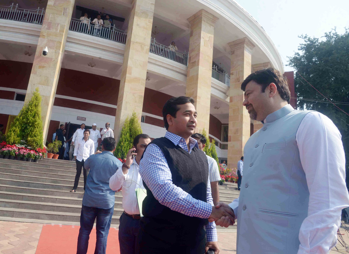 #NagpurSession: MLA Nitesh Rane & BJP MLA Ashish Deshmukh 3rd Day Assembly Winter Session Nagpur Vidhan Bhavan.