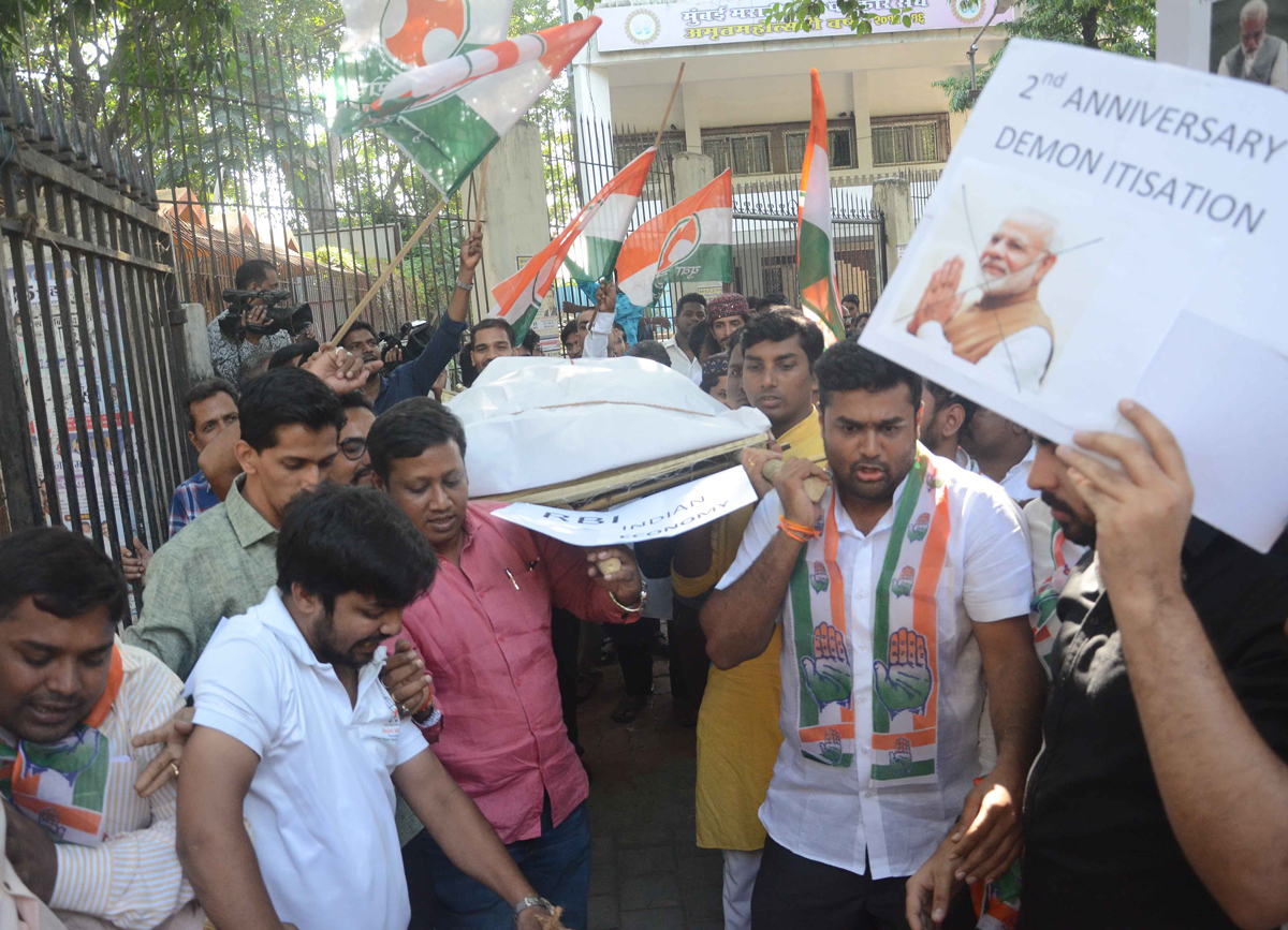 Mumbai Youth Congress President Ganeshkumar Yadav Protest against Modi Sarkar for 2Yrs Completion of Demonitization at Azad Maudan Mumbai CST.