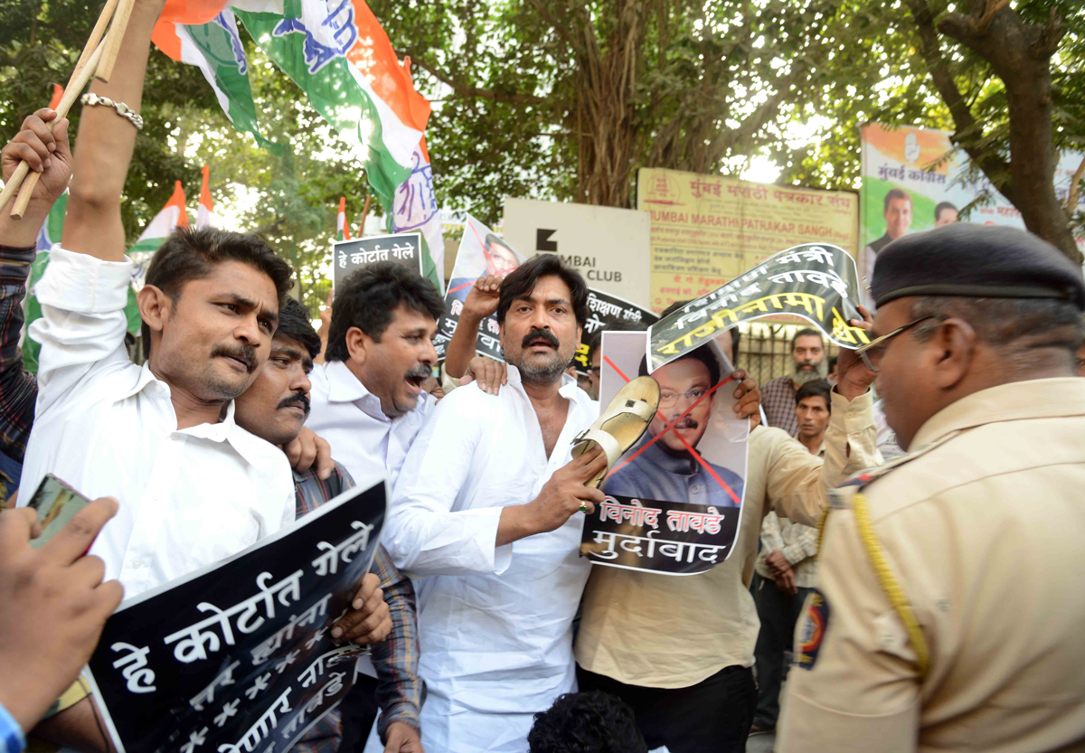 Maharashtra Pradesh Congress Secretary Sayed Zeeshan Ahmed Protest Against Education Minister Vinod Tawde For Using Bad Rough Language & Abusing Public, Sayed Zeeshan Ahmed Protest at Azad Maidan.