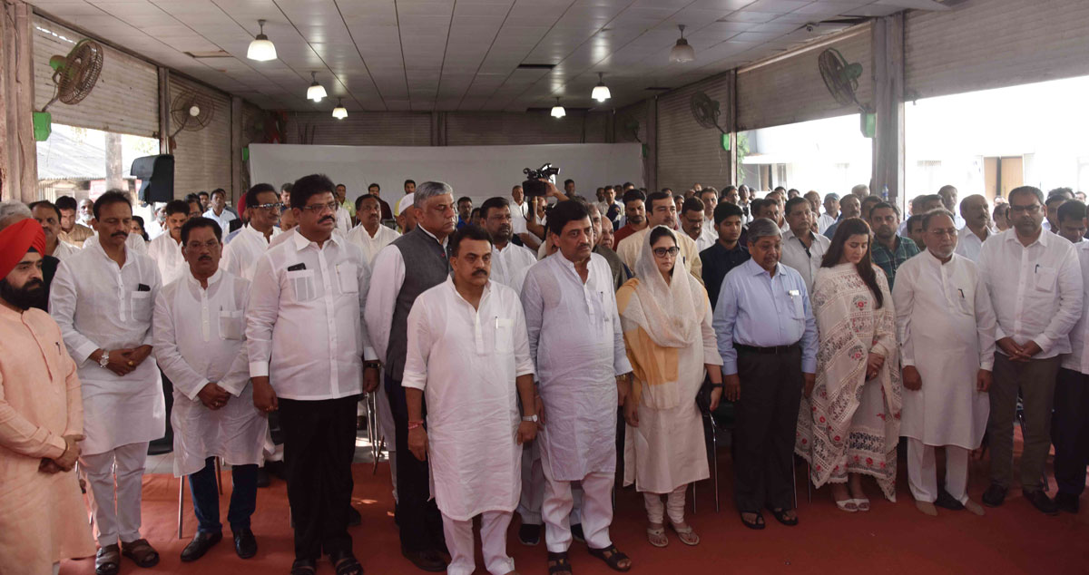 Congress Leaders Paid Homage to the CRPF Jawans in the cowardly terror attack in J&K Pulwama at Rajiv Gandhi Bhavan Azad Maidan.