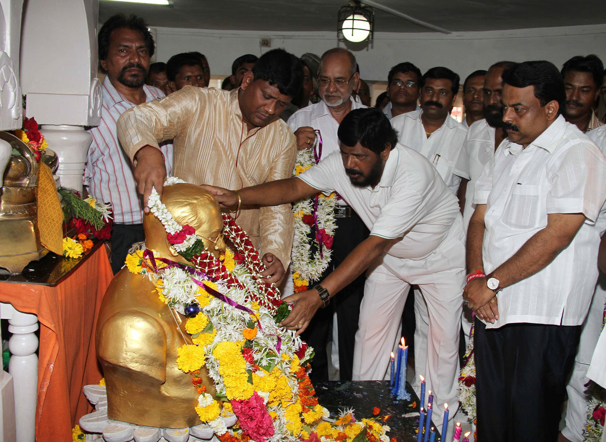 RPI PRESIDENT RAMDAS ATHAWALE & MUMBAI MOYAR SUNIL PRBHU AT DADAR CHYTBHOOMI.