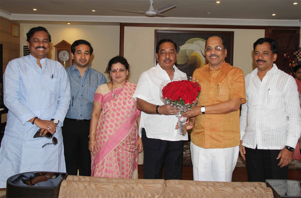 NCP CANDIDATE FOR KONKAN LOCAL BODIES ANIL TATKARE & MINISTER SUNIL TATKRE MEETS MINISTER NARAYANRAO RANE AT SWANAND BANGLOW BANDRA.