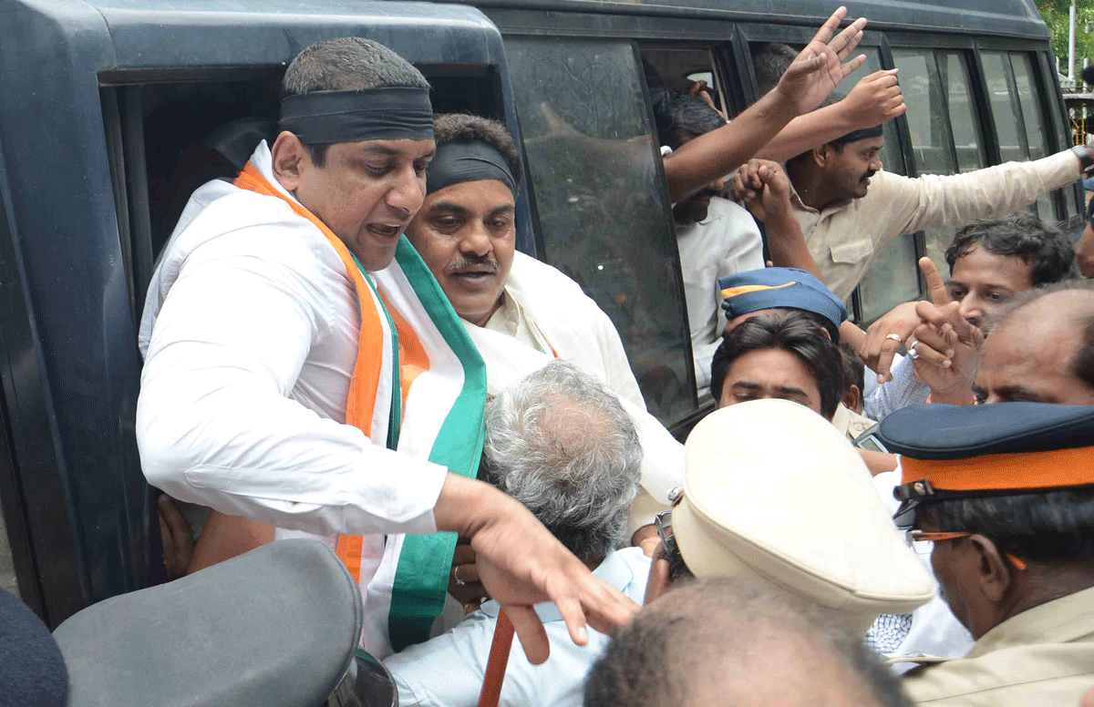 Mumbai Congress "Mukh Morcha" at Hutatma Chowk on Suspension of Congress Party Chairperson MP.Sonia Gandhi with Congress MP's  in Parliament House.