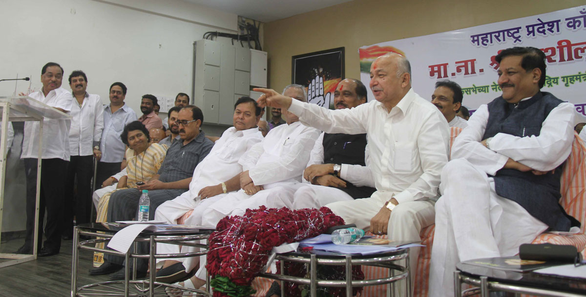 UNION HOME MINISTER & LOKSABHA LEADER SUSHILKUMAR SHINDE FELICITATED AT TILAK BHAVAN DADAR.