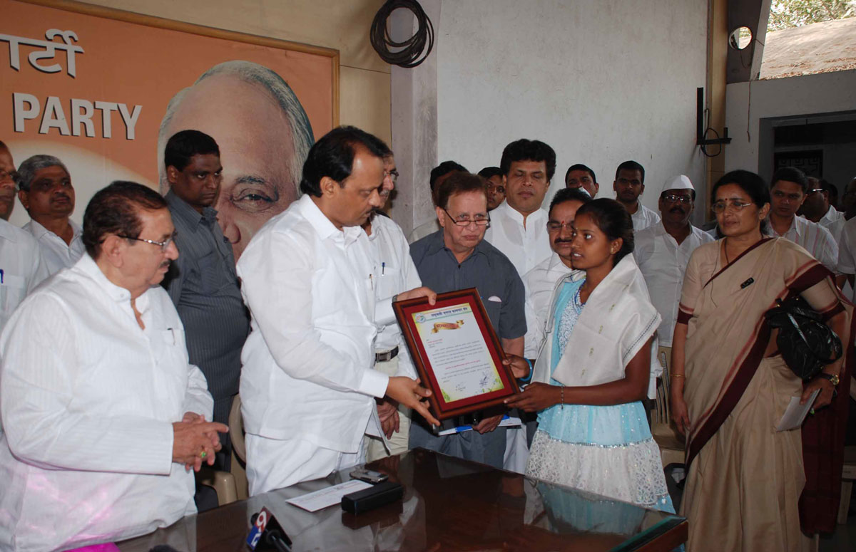DY.CHIEF MINISTER AJIT PAWAR FELICITATED POOR  ALKA SARODE ON SHOWING HER HONESTY AT NCP BHAVAN NARIMAN POINT.