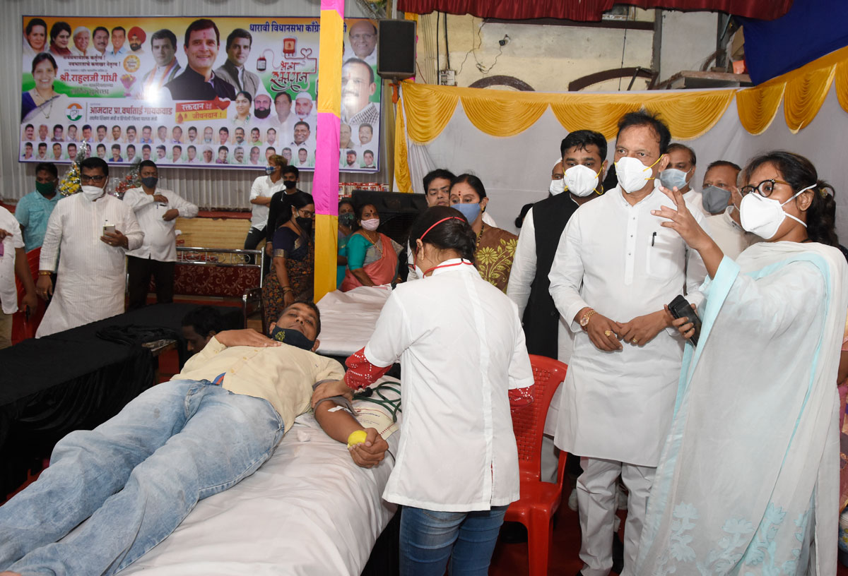 Minister Varshatai Gaikwad & MRCC President Bhai Jagtap Visit Blood Donation Camp organised on Rahul Gandhiji Birthday at Dharavi.