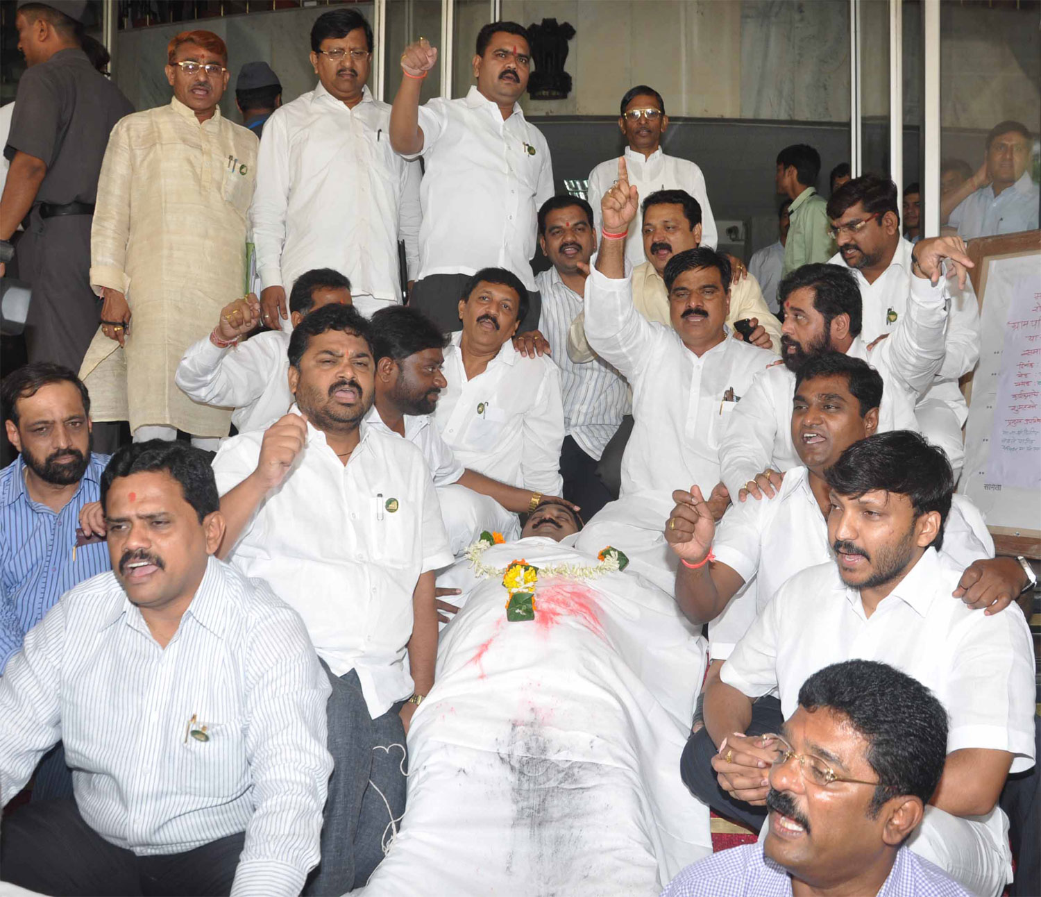 SENA-BJP-MNS PROTEST ON  FARMER FIRING ISSUE AGAINST CONGRESS NCP GOVT AT VIDHAN BHAVAN.