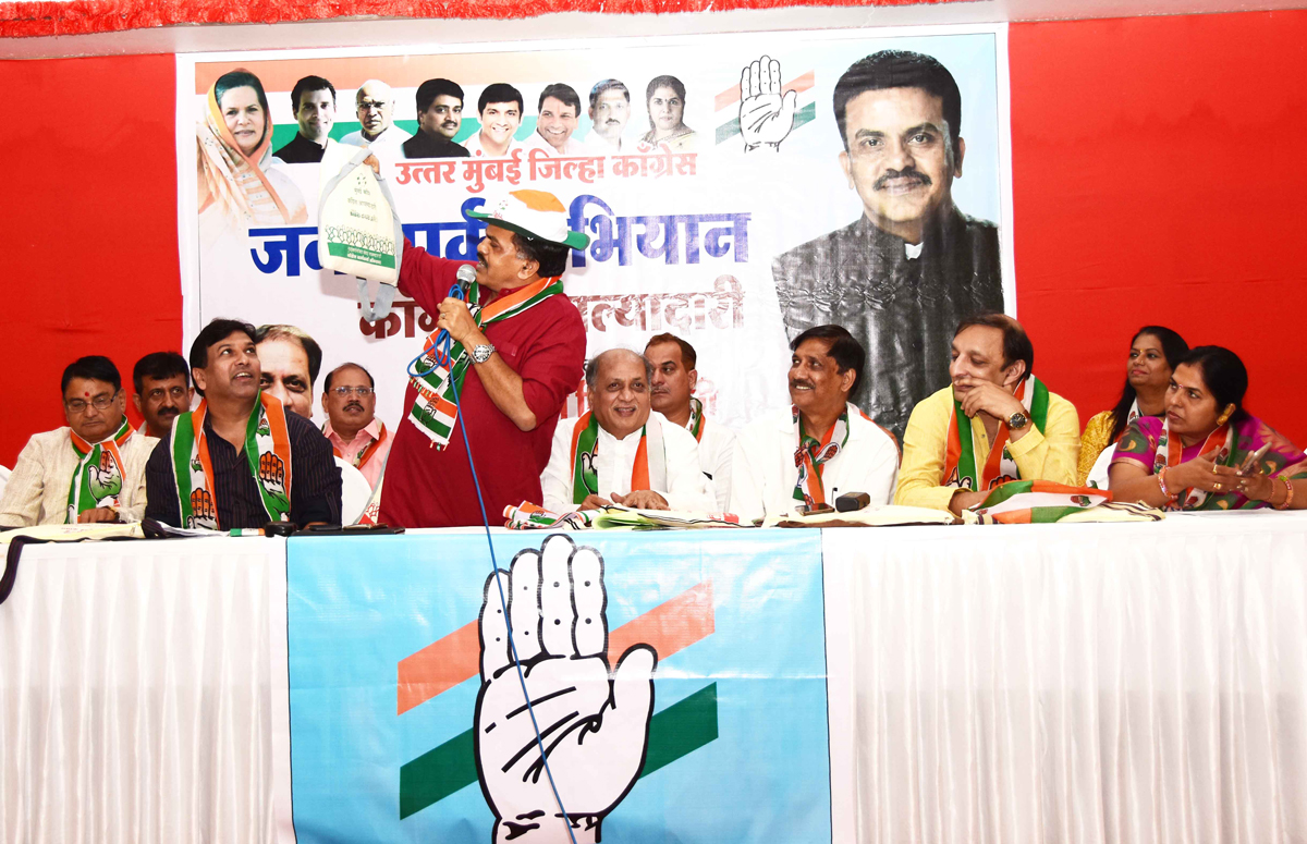 MRCC President Sanjay Nirupam held meetings in Mumbai regarding Congress Party DOOR TO DOOR Campaign & "Project Shakti" Program.