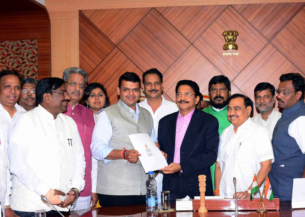 Governor Vidyasagar Rao gives letter of appointment to Devendra Phadnavis.