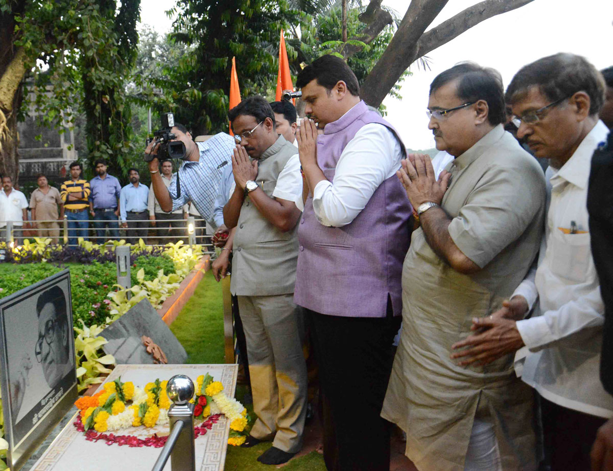 Chief Minister Devendra Phadnavis with Team at Dadar Shivaji Park.