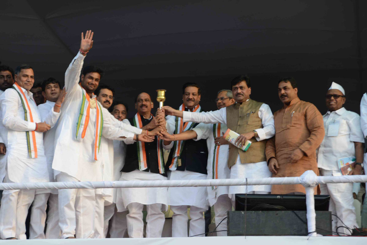CHIEF MINSITER PRITHVIRAJ CHAVAN & ALL CONGRESS LEADER'S IN CONGRESS VACHANPURTI MELAWA ON 127th YEAR'S CONGRESS FOUNDATION DAY CELEBRATION AT SOMAIYA GROUND.