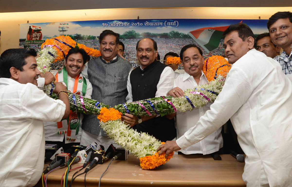 CHIEF MINISTER PRITHVIRAJ CHAVAN,MPCC PRESIDENT MANIKRAO THAKRE,MINISTER NARAYRNRAO RANE WELCOMED TO NCP LEADER SANDESH PARKAR JOINT CONGRESS PARTY AT GANDHI BHAVAN.