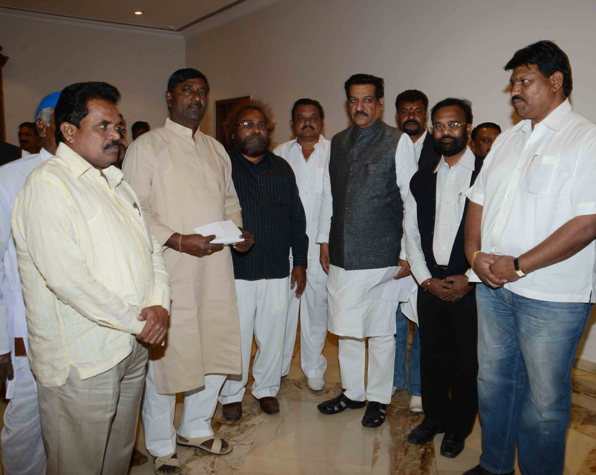 EX.MINISTER &  MLA CHANDRKANT HANDORE  DELEGATION MEETS CHIEF MINISTER PRITHVIRAJ CHAVAN AT SAHYADRI GUEST HOUSE.