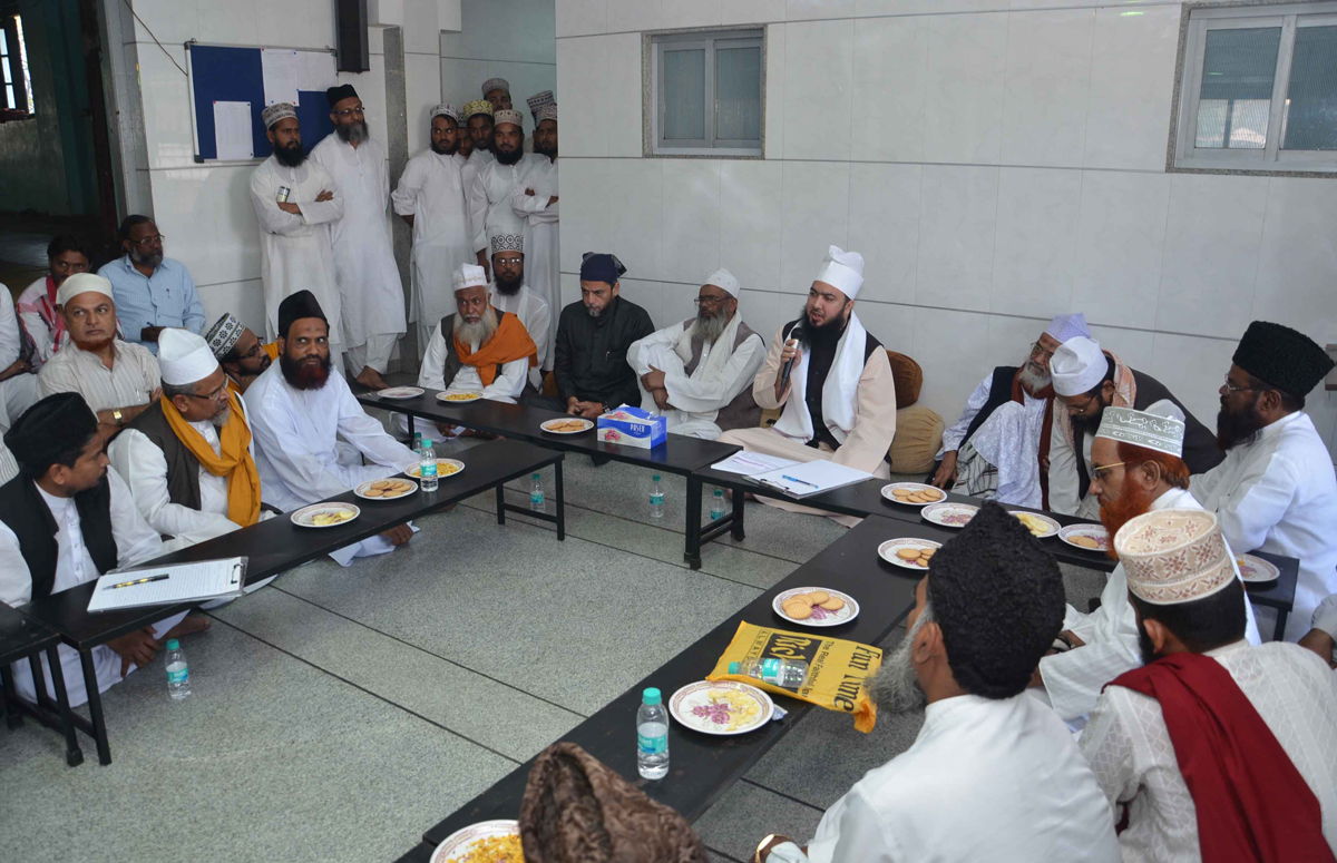 MOULANA MOIN MIYA MEETING WITH MUMBAI ULEMA'S BEEFOR EID-E-MILADUNNABI (R.A.W) AT CHHOTA SONAPUR.