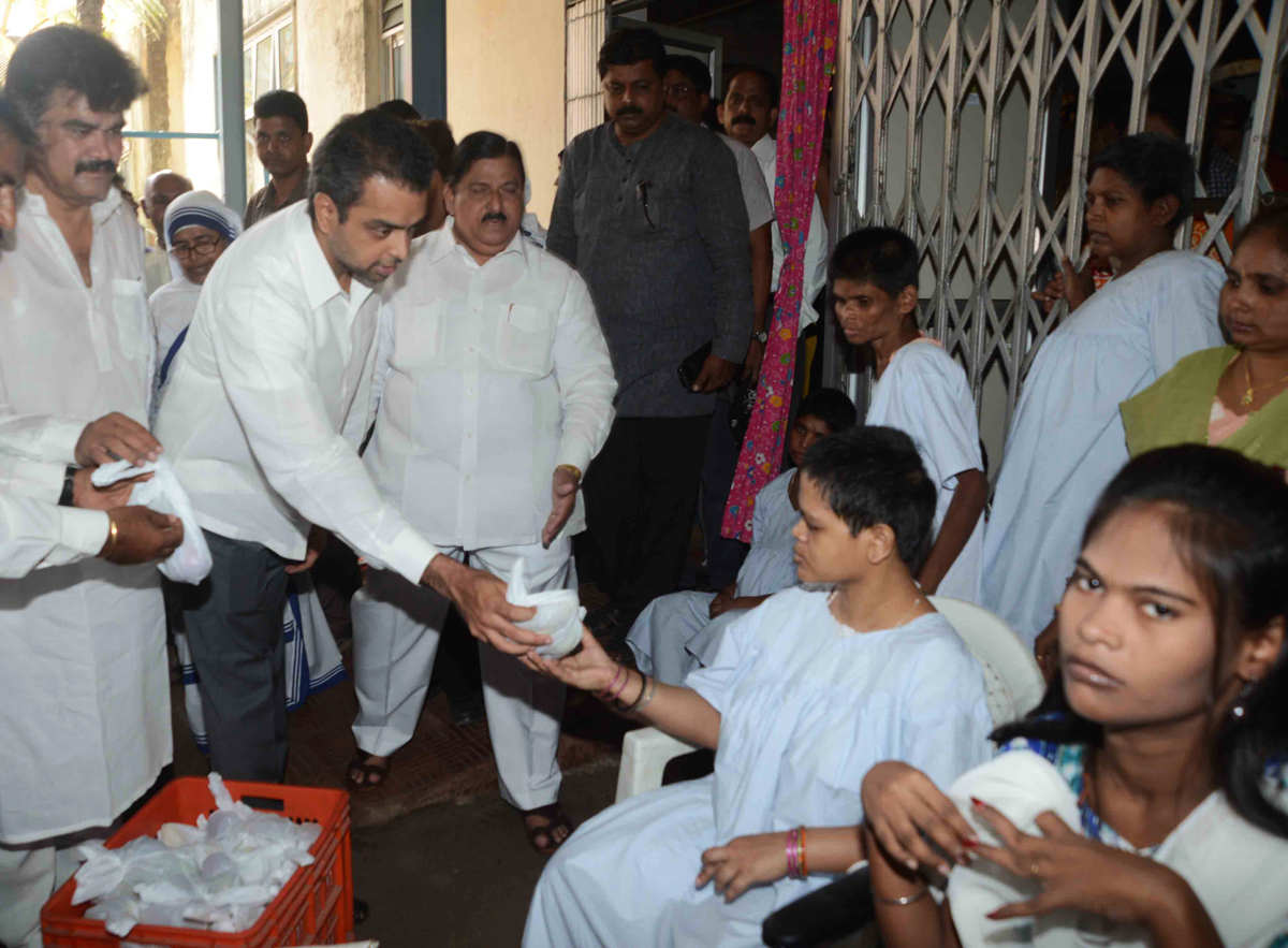 UNION MINISTER OF STATE & SOUTH MUMBAI M.P.MILIND DEORA IN FRUITS DISTRUBUTION AT NAGPADA.