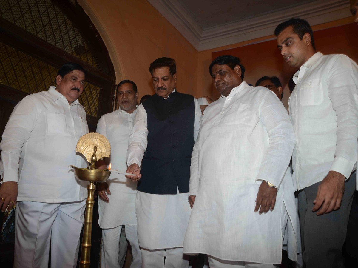 CHIEF MINISTER PRITHVIRAJ CHAVAN,MUMBAI CONGRESS PRESIDENT JANARDHAN CHANDURKAR ,MP & UNION MINISTER MILIND DEORA DURING SOUTH MUMBAI DISTRICT CONGRESS COMMITTEE CONGRESS WORKERS SAMMELAN AT TEJPAL HALL NEAR AUGUST KRANTI MAIDAN.