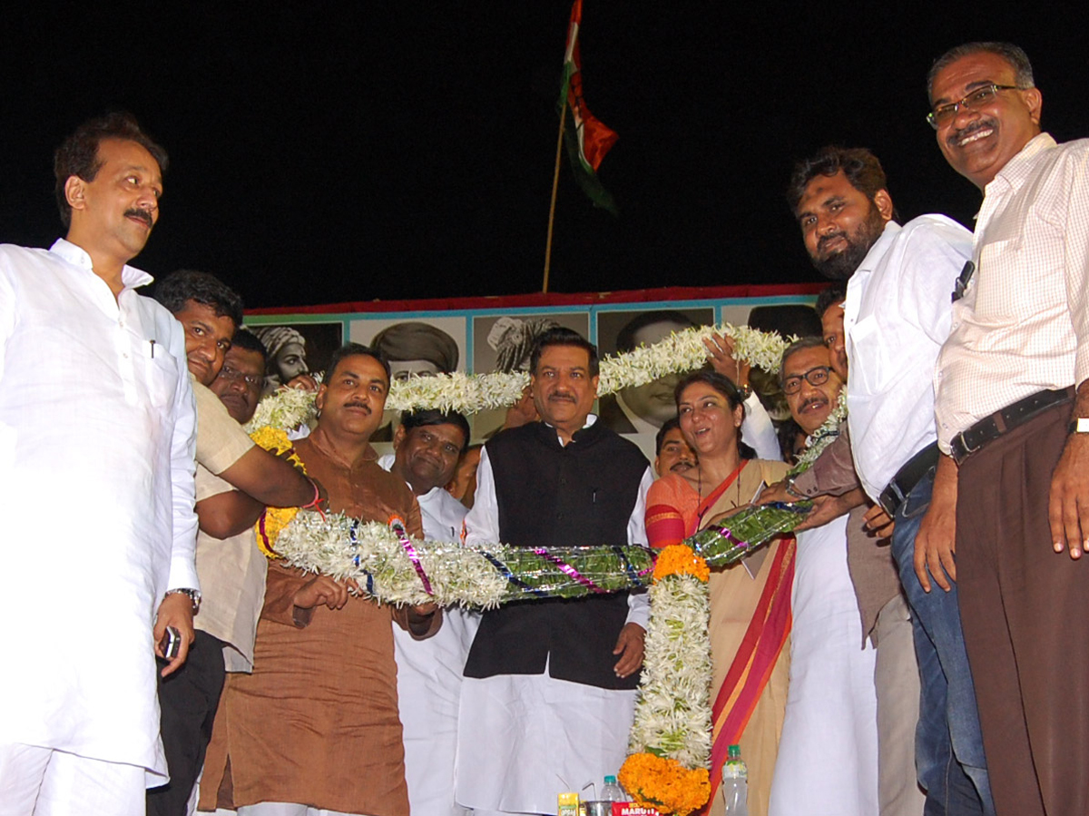 CHIEF MINISTER PRITHVIRAJ CHAVAN,MUMBAI CONGRESS PRESIDENT JANARDHAN CHANDURKAR DURING MUMBAI DISTRICT CONGRESS COMMITTEE WORKERS SAMMELAN AT BANDRA.