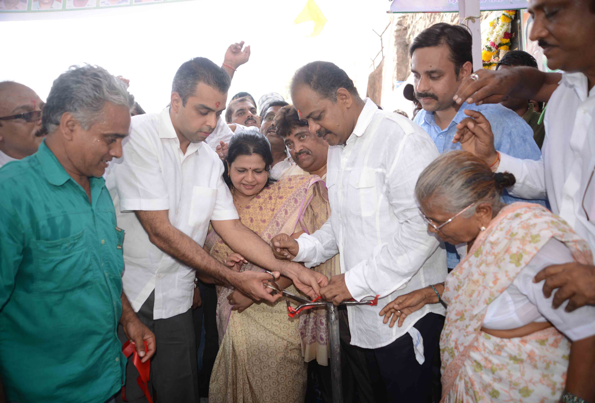 UNION MINISTER OF STATE MILIND DEORA FLAG OFF BEST BUS & INAUGURATE'S WATER CONNECTION AT GEETA NAGAR NR NAVY NAGAR COLABA.