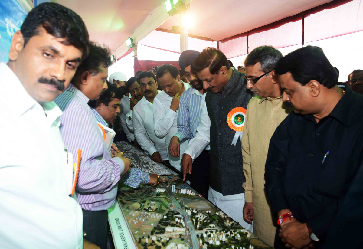 CHIEF MINISTER PRITHVIRAJ CHAVAN & DY CHIEF MINISTER AJITDADA PAWAR INAUGURATED EASTERN FREEWAY AT ORANGE GATE.