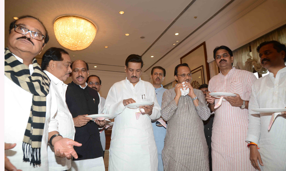 CHIEF MINISTER PRITHVIRAJ CHAVAN TEA PARTY BEFORE SESSION AT SAHYADRI GUEST HOUSE MALBAR HILL.