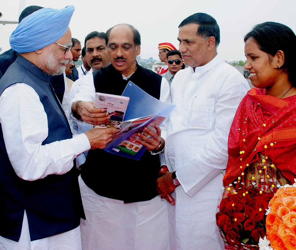 PRIME MINISTER DR.MANMOHAN SINGH VISITED MUMBAI WELCOMED BY MPCC  PRESIDENT MANIKRAO THAKRE,MRCC PRESIDENT KRIPASHANKAR SINGH AT CSI AIR PORT.