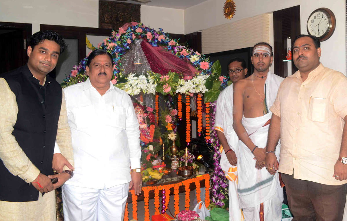 GANPATI POOJA MUMBAI YOUTH CONGRESS GANESH YADAV ON OCCASION MLA MADHU CHAVAN AT MATUNGA.