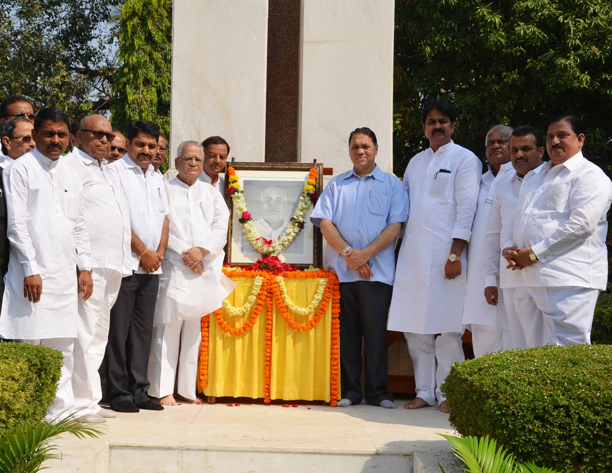 PAYING TRIBUTE TO THE LATE.EX.CHIEF MINISTER VASANT DADA PATIL AT VIDHAN BHVAN.